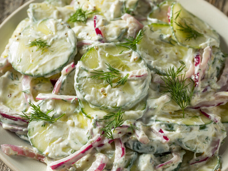 Всего несколько минут – и получите вкусный салат из огурцов, который станет фаворитом сезона. Простой рецепт