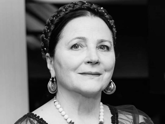 Білий мармур і маленьке фото. На могилі Ніни Матвієнко встановили пам'ятник