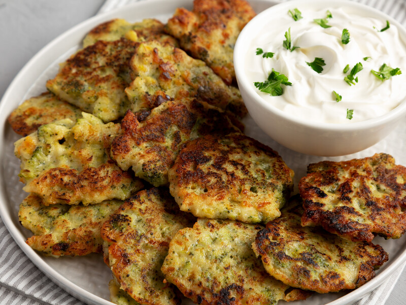 Только попробуйте эти оладьи из кабачков – и вы никогда не захотите есть их с майонезом. Простой рецепт