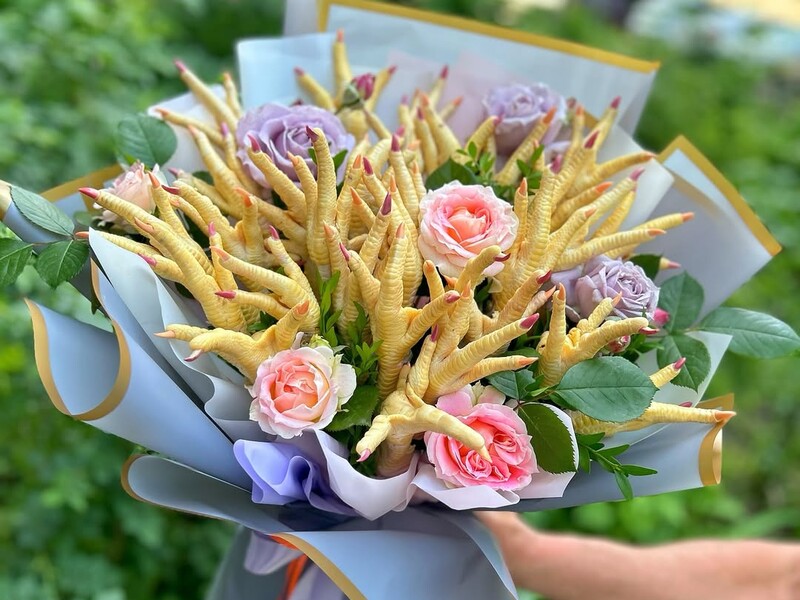 Этот букет из куриных лап взорвал украинскую сеть. Стало известно, кто его заказчик