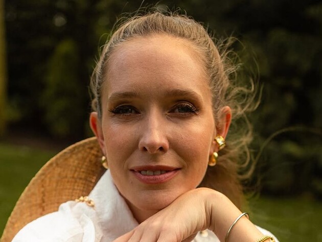 Осадча в купальнику засвітила свої неймовірно довгі ноги