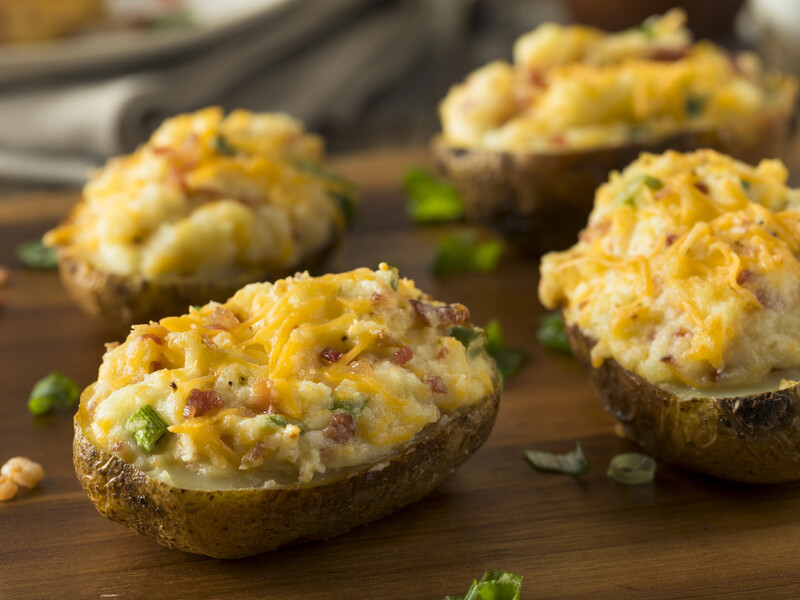 Цей дуже простий соус зробить запечену картоплю неймовірно смачною. Спробуйте цей швидкий рецепт