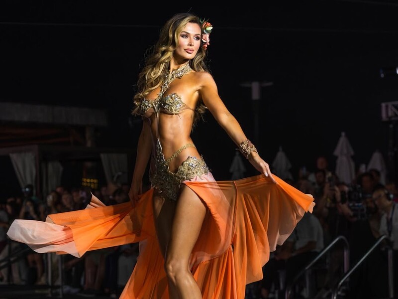 В Майами модели зажгли в самых откровенных бикини. Фото