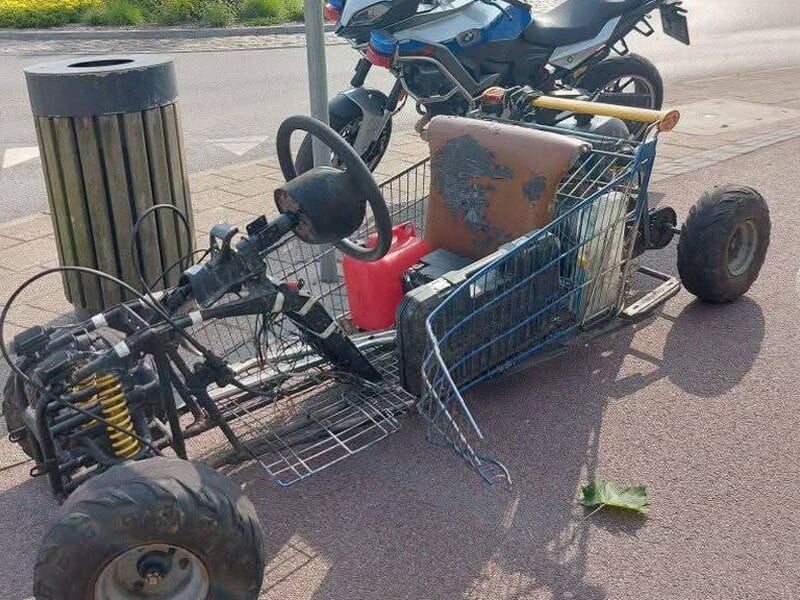 У Польщі поліція оштрафувала водія за їзду на саморобному транспорті з магазинного візка