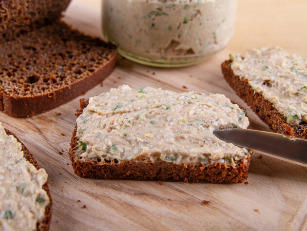 Намазку по этому рецепту можно есть как в салате, так и на бутербродах. Простой рецепт