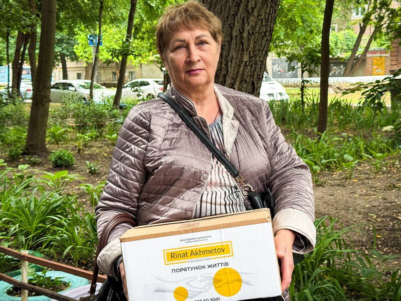 Выдача помощи от Фонда Рината Ахметова для переселенцев из Покровской общины продолжается в Днепре