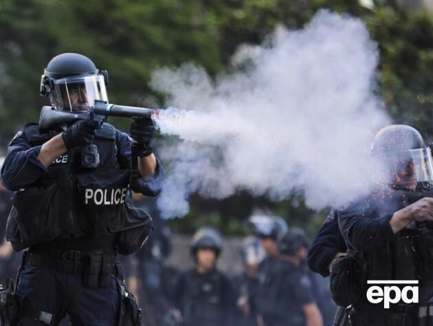 Поліцейський поранив журналістку під час протесту в Лос-Анджелесі. Відео