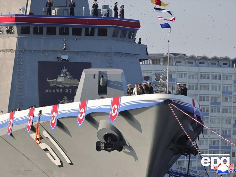 Есмінець КНДР, який перекинувся під час спуску на воду, відправили на ремонт до кордону з Росією