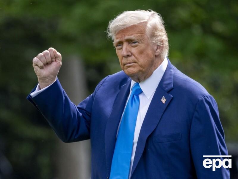 Высмеивал Байдена, и сам стал посмешищем. Сеть жестко отреагировала на инцидент с Трампом возле самолета 