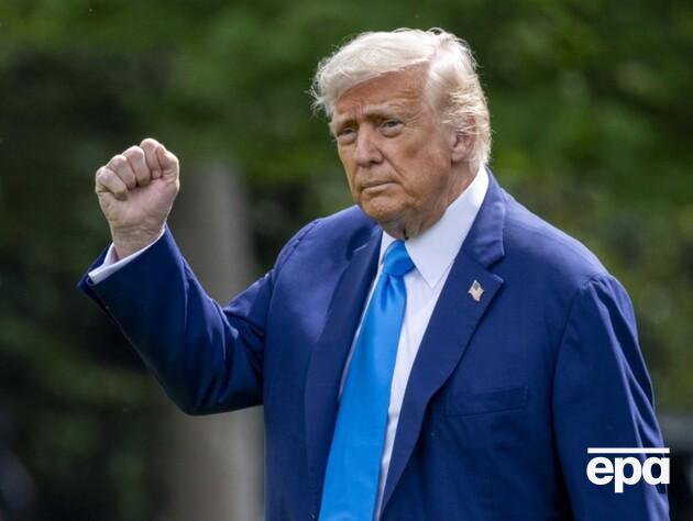 Высмеивал Байдена, и сам стал посмешищем. Сеть жестко отреагировала на инцидент с Трампом возле самолета 