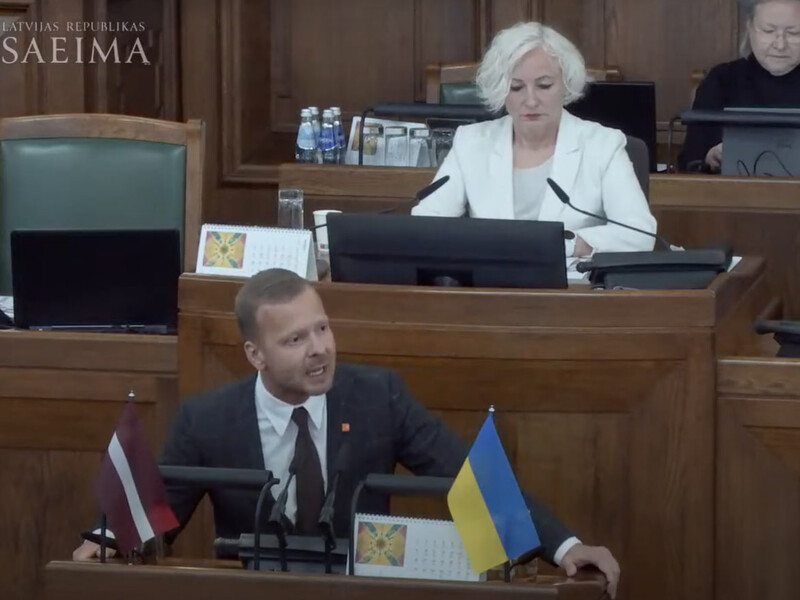 В Латвии возбудили дело против депутата, который в Сейме высказался на русском и показал грубый жест 