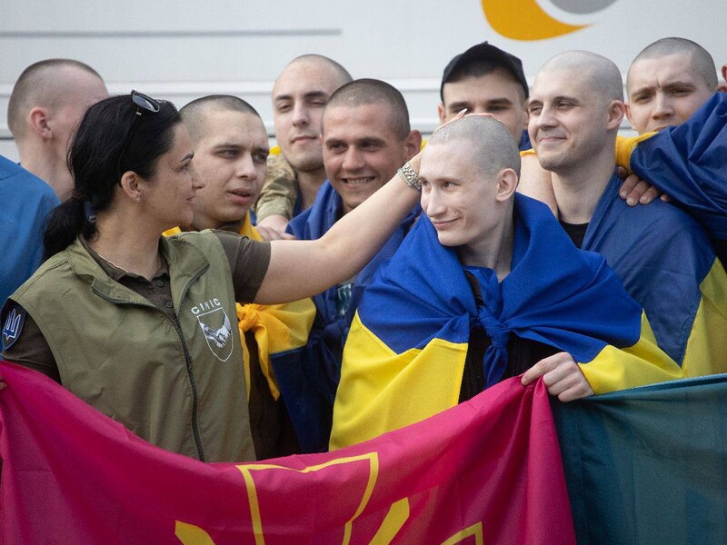 "Мамо, я в Україні! Ура!" Зеленський показав фото й відео з обміну полоненими