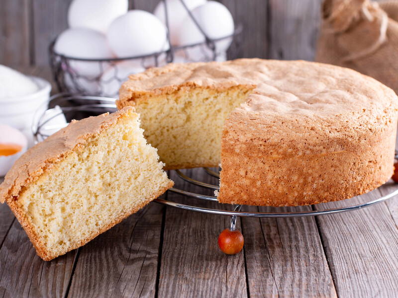 Бісквіт за цим рецептом такий ніжний, що просочувати його не треба – просто змішайте ці інгредієнти 