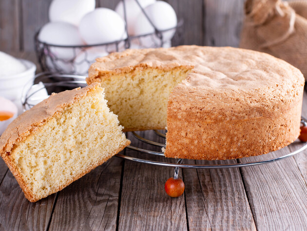Бисквит по этому рецепту такой нежный, что пропитывать его не нужно – просто смешайте эти ингредиенты