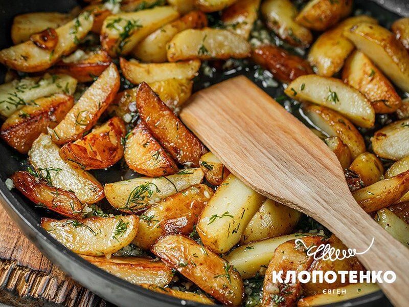 Добавьте этот обычный продукт – и жареный картофель получится невероятно вкусным. Быстрый рецепт
