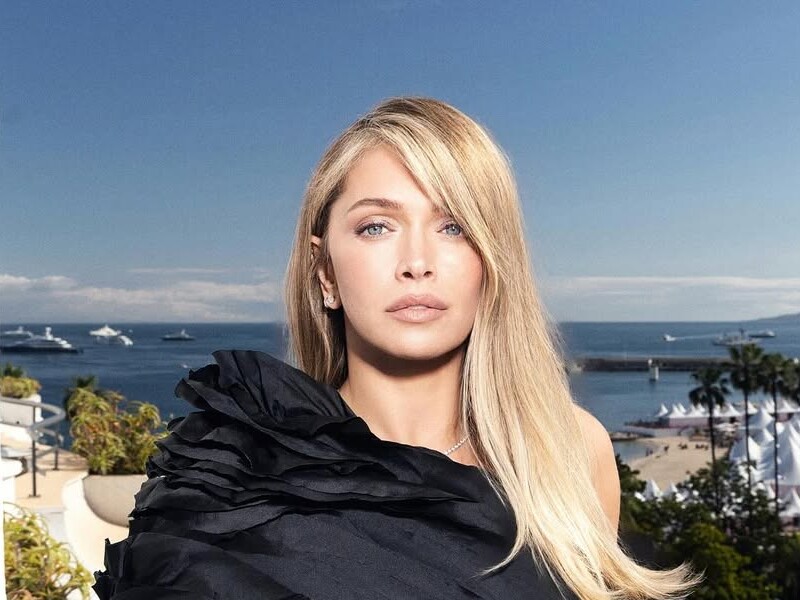 43-летняя Брежнева и ее 73-летняя мать снялись в платьях с декольте. Фото