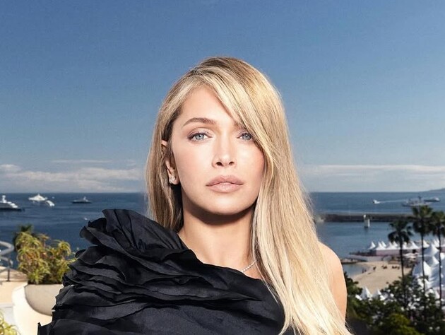 43-летняя Брежнева и ее 73-летняя мать снялись в платьях с декольте. Фото