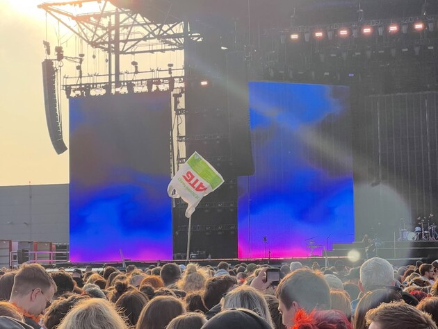 Українки на концерті Imagine Dragons підняли пакет АТБ, щоб не загубитись у натовпі. Мережа вибухнула жартами