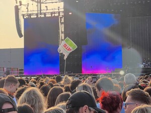 Украинки на концерте Imagine Dragons подняли пакет АТБ, чтобы не потеряться в толпе. Сеть взорвалась шутками