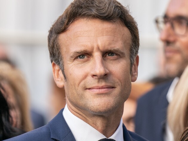 Після вбивства у школі. Макрон заявив, що заборонить у Франції соцмережі для дітей і підлітків