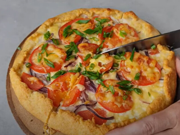 Невероятно вкусную пиццу можно легко приготовить всего за 10 минут. Рецепт теста без дрожжей и яиц