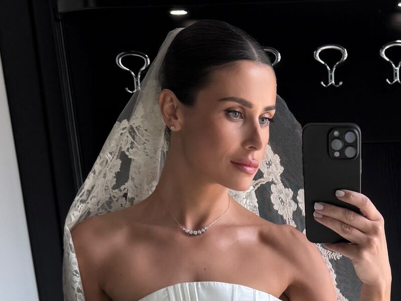 Донька мера Дніпра зблизька показала свою весільну сукню й букет нареченої. Фото