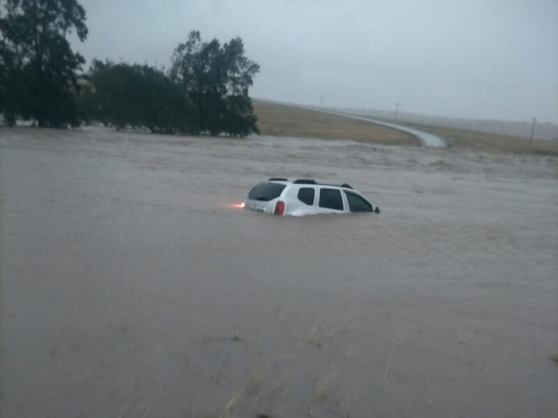У Південній Африці автобус зі школярами змила повінь