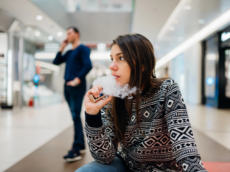 У Києві підліткам продають ароматизовані електронні сигарети, попри заборону – розслідування УНІАН