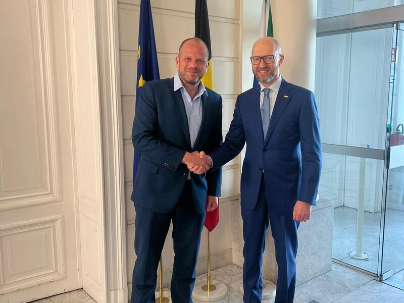 Яценюк: Підтримка України з боку міністра оборони Бельгії безпрецедентна