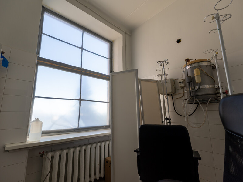 "Метинвест" устанавливает 1,5 тыс. ударопрочных окон в поврежденных зданиях Запорожья