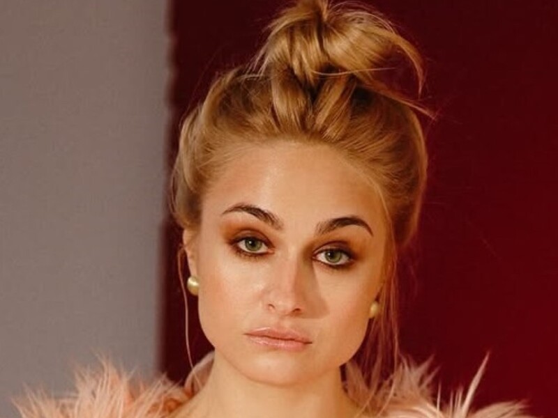 Цимбалару, яка хизується схудненням, рік тому важила менше. Фото тоді й зараз