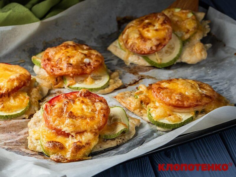 Додайте кабачок до курячого філе, щоб насолодитися літньою дієтичною стравою. Рецепт