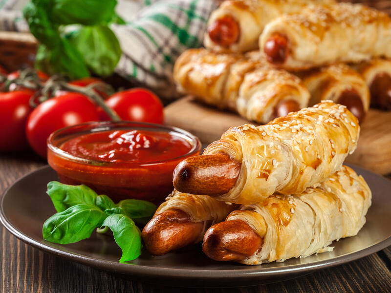 Просто заверните и пожарьте. Быстрый рецепт сосисок в тесте без замешивания