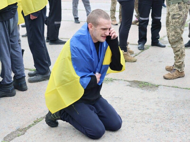 "Я несокрушимый! Я люблю свою страну!" Опубликовано видео возвращения украинских защитников из плена РФ