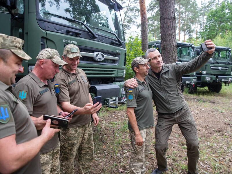 Община Киева передала на фронт еще 2,4 тыс. дронов и пять грузовых автомобилей – Кличко