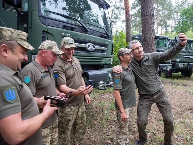Община Киева передала на фронт еще 2,4 тыс. дронов и пять грузовых автомобилей – Кличко