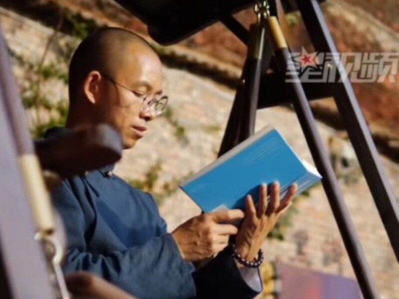 По вуха в боргах і не хоче одружуватися. 35-річний китаєць чотири роки живе в печері, його стрими дивляться тисячі людей. Фото