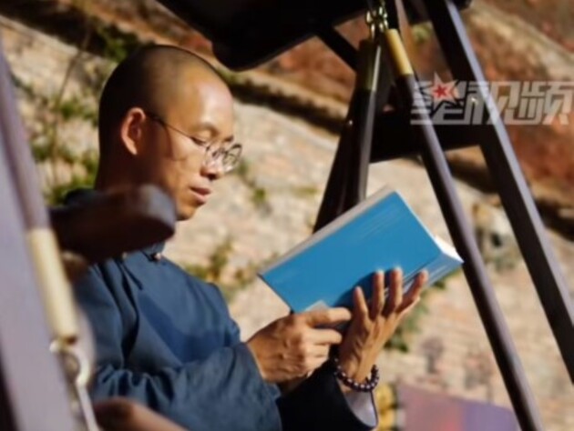 По уши в долгах и не хочет жениться. 35-летний китаец четыре года живет в пещере, его стримы смотрят тысячи людей. Фото