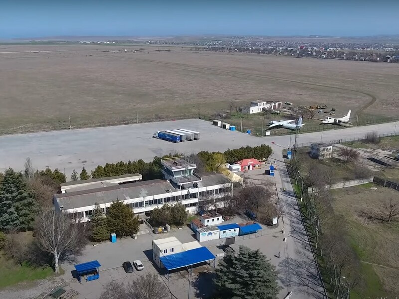 Окупанти перетворюють цивільний аеродром у Керчі на військовий об'єкт – "Схеми"