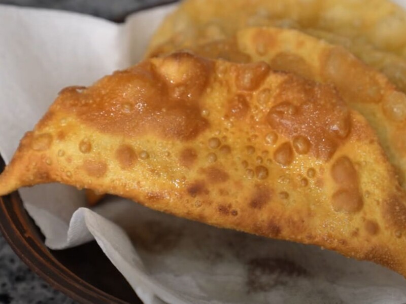 Чебуреки по этому рецепту получаются невероятно вкусные и сочные. Хозяйка раскрыла главные секреты 