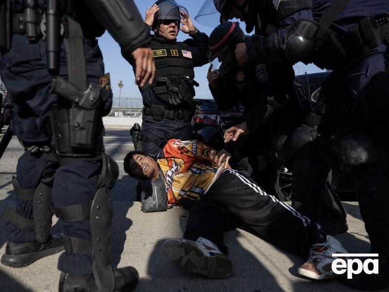 Америка прямує до потворного стану. Після застосування сили до сенатора у США посилюється криза – CNN