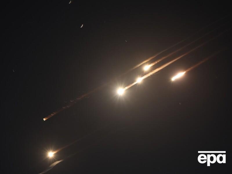 В Ізраїлі чоловіка збила машина, поки він дивився на роботу ППО. Відео