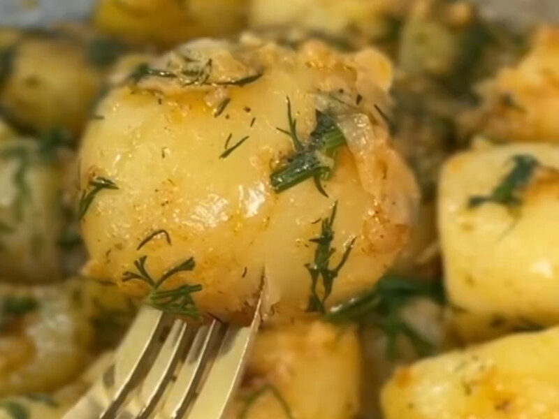 Молодой картофель увлечет невероятным вкусом и ароматом, если протушить его в этом соусе. Рецепт