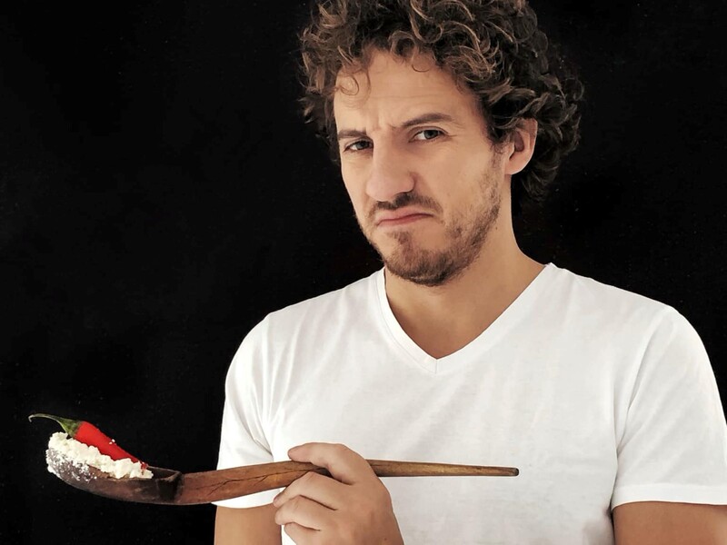 Клопотенко признался, что в его ресторанах еду готовят без перчаток, и показал, что с ними не так