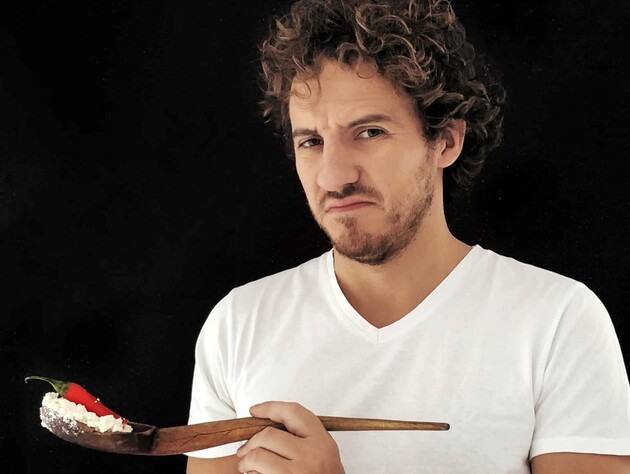 Клопотенко признался, что в его ресторанах еду готовят без перчаток, и показал, что с ними не так