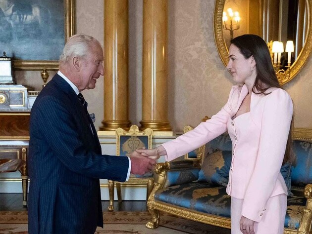 Подарок Чарльзу ІІІ от украинской правозащитницы растрогал сеть. Фото