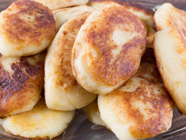 Просто смешайте эти продукты – и пирожки получатся очень пышными и мягкими. Самый простой рецепт теста