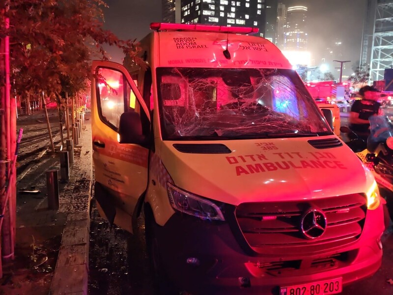 Иран обстрелял Израиль баллистическими ракетами, сообщают о жертве и раненых