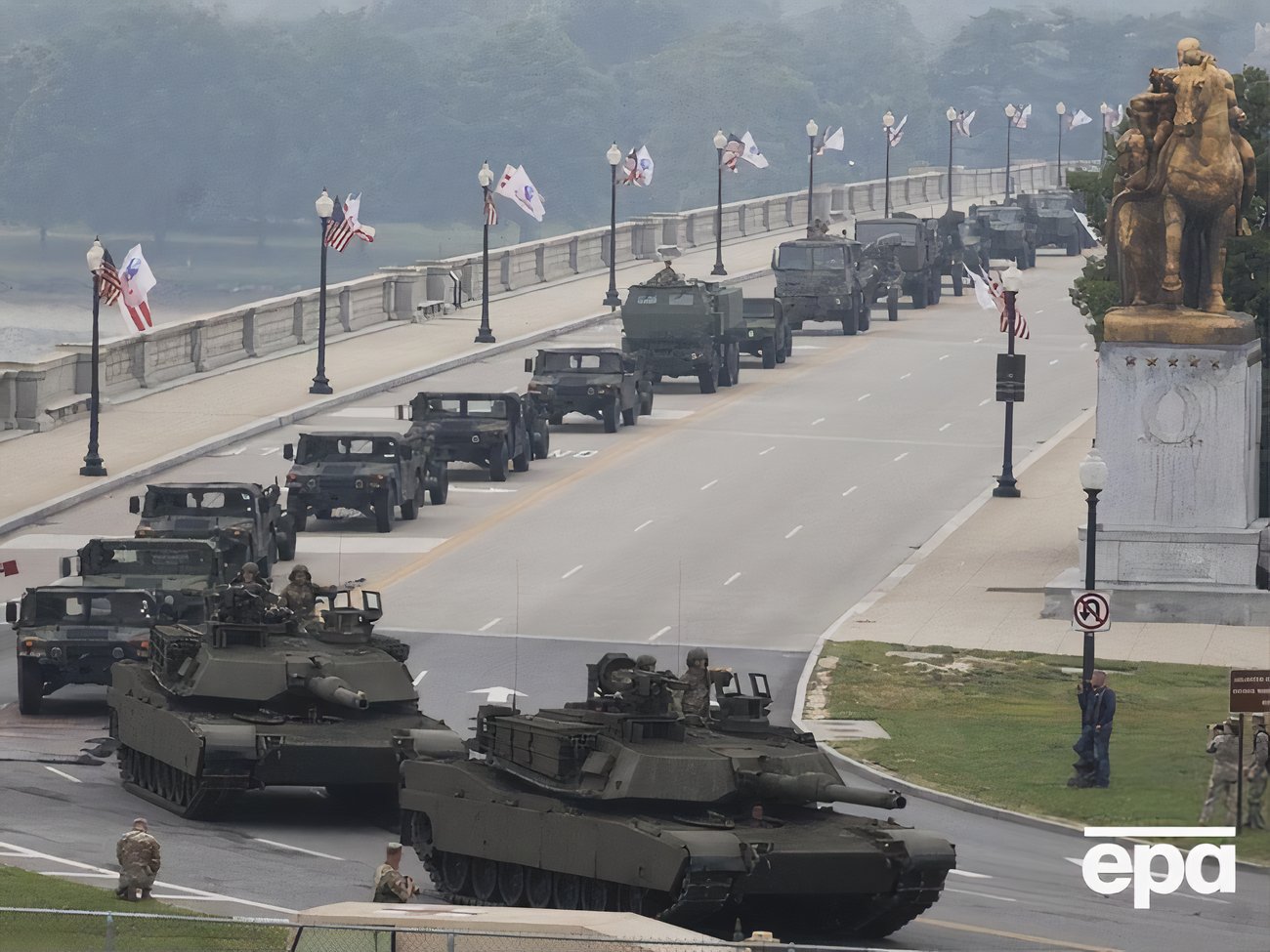 В Вашингтоне в день рождения Трампа прошел масштабный военный парад. Фоторепортаж
