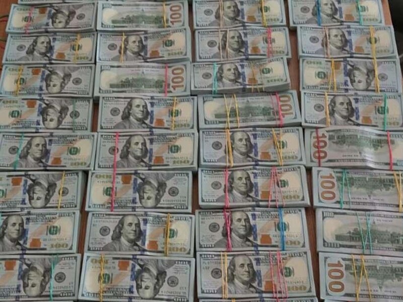 Супружеская пара украинцев пыталась попасть в Румынию с более чем $1 млн, приклеенных скотчем к телу. Видео